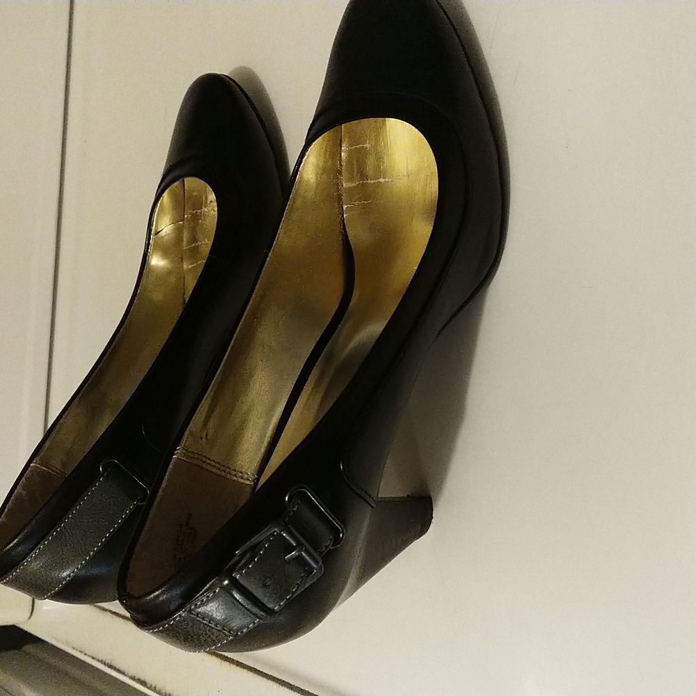 8 1/2 M  Nine&CO black heels with buckle